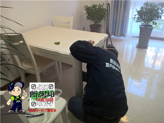 圖為立美凈技術服務團隊在給新房清除甲醛作業